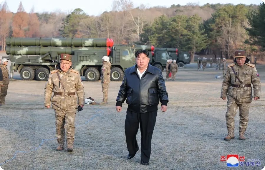 김정은동지 중요화력타격임무를 맡고있는 서부지구 포병부대의 사격훈련을 지도