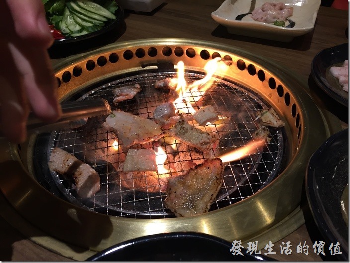 台北南港-乾杯燒烤。會烤及不會烤的馬上見真章，馬上給它發爐，燒起來了。