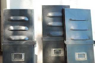 Vestiaires de l'armée française. décapage intégral. metal traité, patine graphite à la cire d'abeille type canon de fusil.