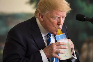 Imágenes de Trump tomando agua photoshopeadas