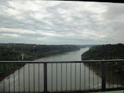 Para se chegar ao Parque Iguazú, é preciso antes atravessar o rio de mesmo .