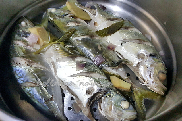 Ikan Selar Kuning Kukus Dengan Air Asam - Ini Adalah 