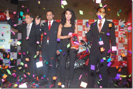 Shruti-Haasan-Launches-Videocon-V6200-Ducati-Edition-Mobile-20