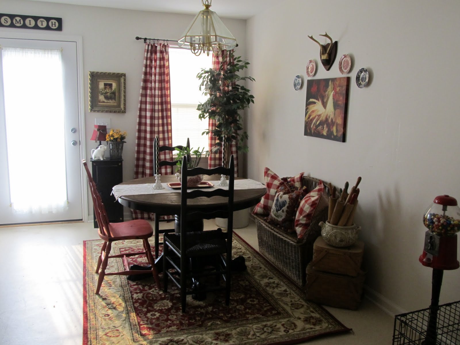 Dreaming of a Farmhouse: Small updates in the dining room