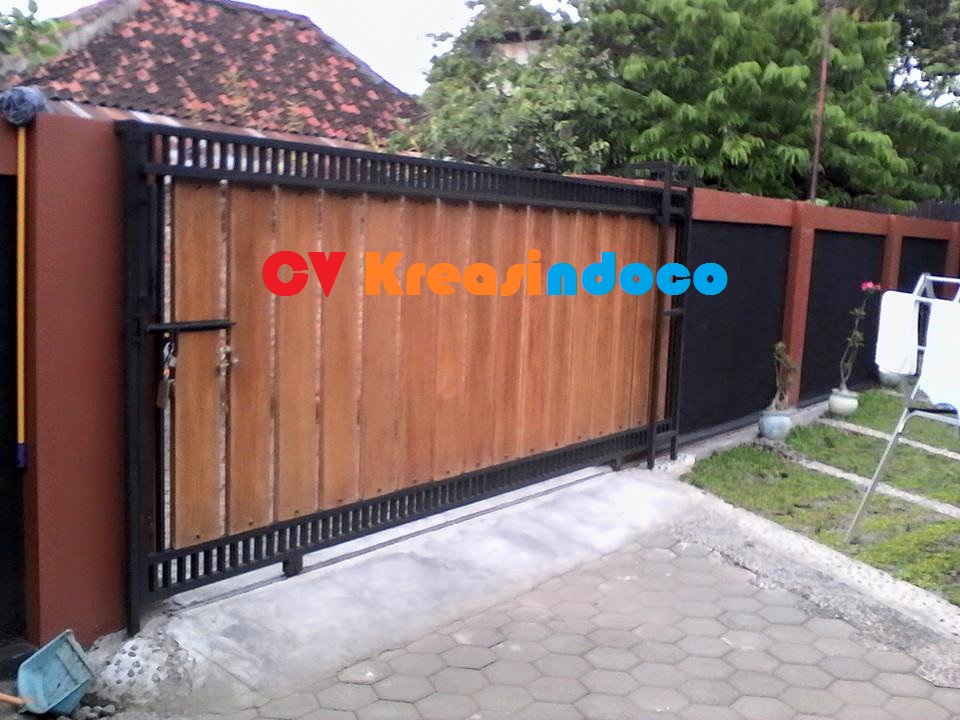 Jasa Pintu  Pagar  Rangka Besi  Kombinasi Kayu  Kamper