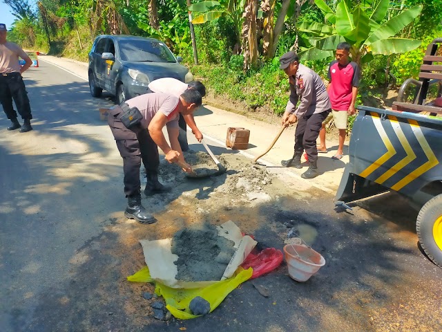 Cegah Laka Lantas, Polsek Kuaro Turun Tangan Tutup Jalan Berlubang