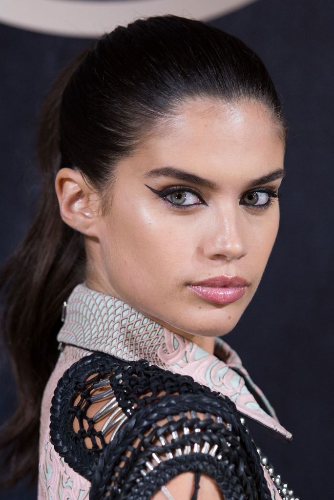 Model sara Sampaio red carpet fashion dress photo