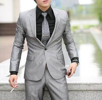 combinar traje-moda hombre-gq-tendencia hombre-tendenciagq-combinar traje gris con camisa negra