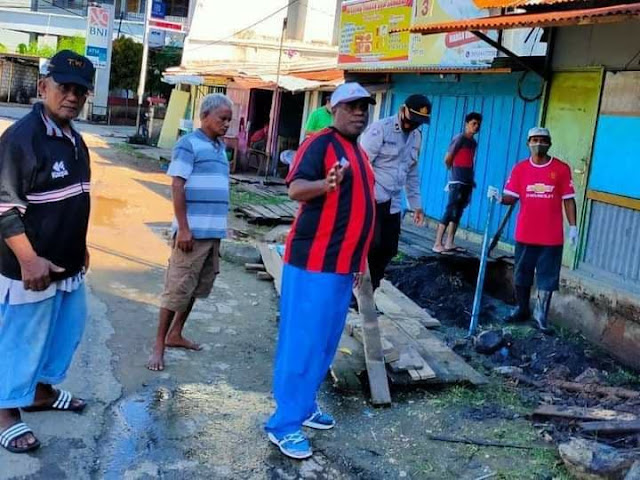 Bhabinkamtibmas dan Babinsa Kelurahan Tanjung Ria Kerja Bakti Bersama Warganya