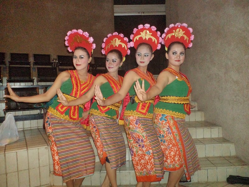 Istimewa Tari Yapong Betawi, Kursi Teras