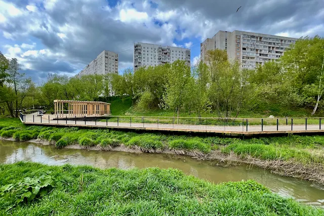Парк Яуза, река Чермянка, жилые дома в Ясном проезде