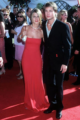 Jennifer Aniston 2000 yılı Emmys Ödel Töreninde giydiği kırmızı elbise modeli