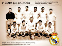 REAL MADRID C. F. - Madrid, España - Temporada 1955-56 - Juan Alonso, Atienza II, Marquitos, Lesmes II, Muñoz y Zárraga; Joseíto, Marsal, Di Stéfano, Rial y Gento - REAL MADRID 4 (Di Stéfano, Rial 2 y Marquitos), STADE DE REIMS 3 (Leblond, Templin e Hidalgo) - 13/06/1956 - Copa de Europa, Final - París, Parque de los Príncipes - EL REAL MADRID GANA LA 1ª COPA DE EUROPA. Aquí están posando con la Copa - Tambíen publicado en el enlace: REAL MADRID Campeón de Europa 1956