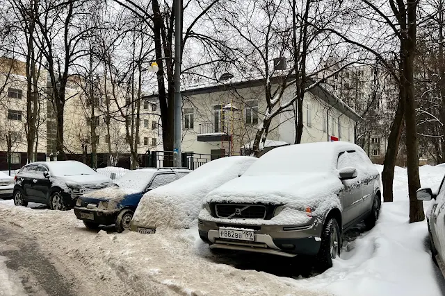 Нижняя Первомайская улица, дворы, медицинский центр «Гемангиома» – бывший жилой дом 1949 года постройки