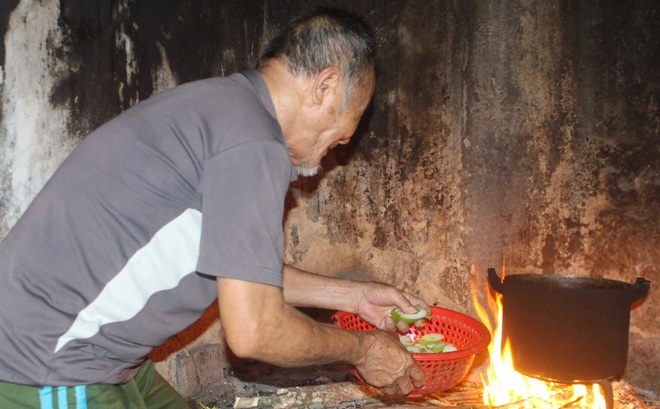 thuong-nguoi-cha-song-canh-mu-loa-van-phai-cham-soc-con-gai-ngo-nghech-0
