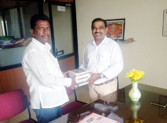 आजरा तालुक्यातील दऱ्याखोऱ्यात राहणाऱ्या धनगर वाड्यातील गरजू समाज बांधवांच्या मुलांसाठी  'एक वही समाज बांधवांसाठी उपक्रमातून' शैक्षणिक साहित्य वाटप 