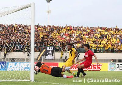 foto gol Djibril ke gawang PSPS