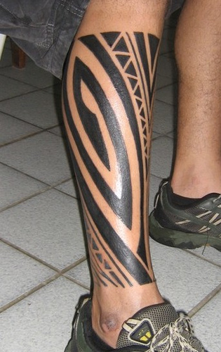 Purotu from Tahiti masters the art of Polynesian tattoo by hammering a