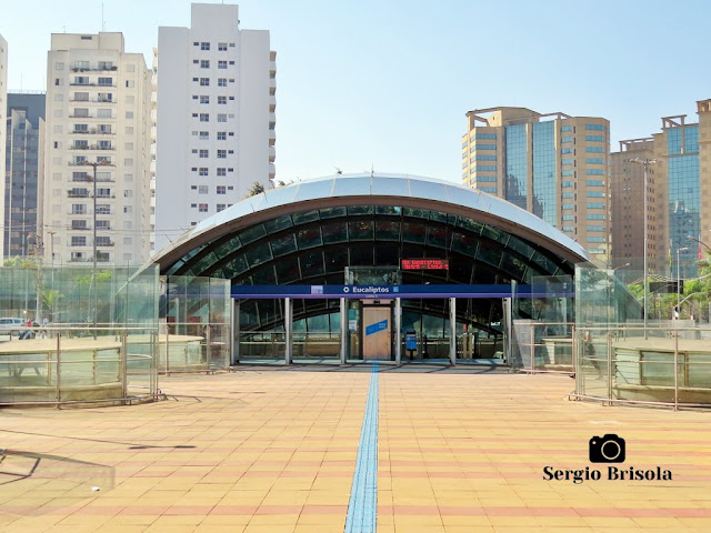 Vista ampla da entrada e domo de cobertura da Estação Metrô Eucaliptos em Moema