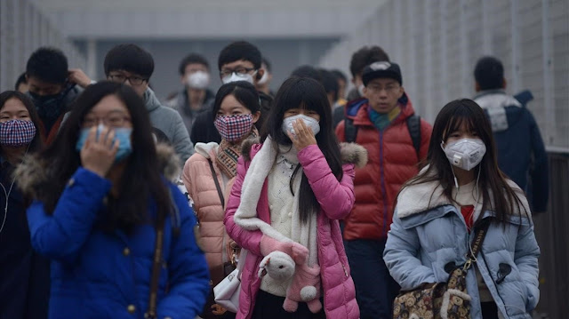 A Pekín, els peatons utilítzen màscares durant un episodi d'alerta de contaminació.