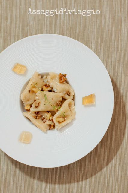 Ravioli del plin al gorgonzola e fichi con burro chiarficato, noci e cubetti di gelatina di Porto