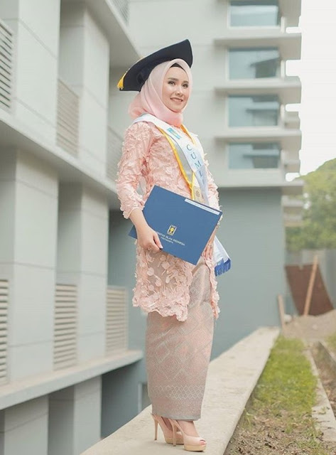 model hijab wisuda untuk pipi tembem terbaru