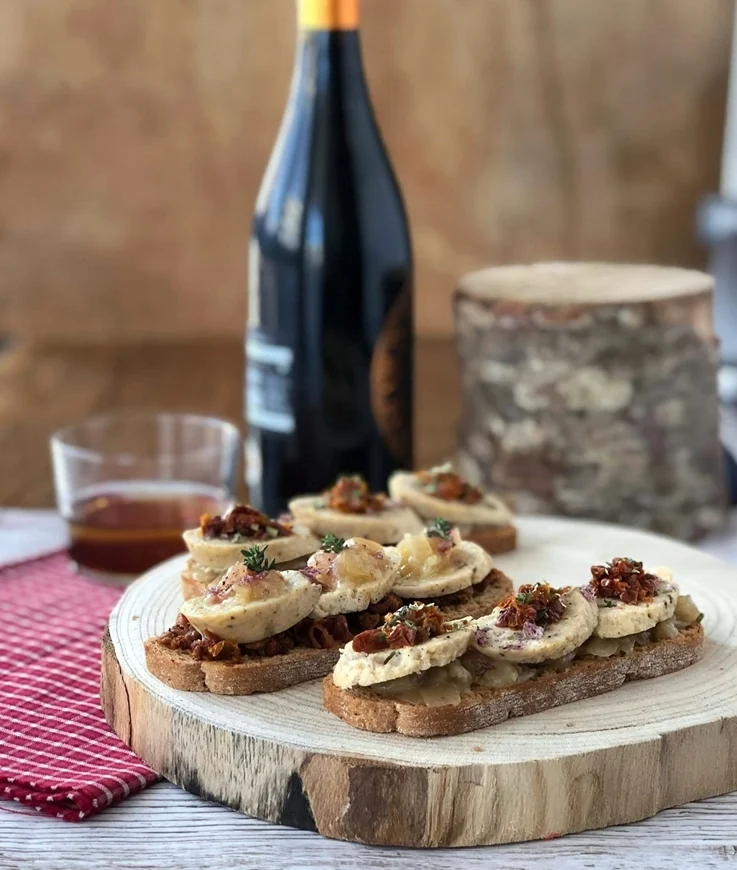 Montadito de butifarra con tomate confitado