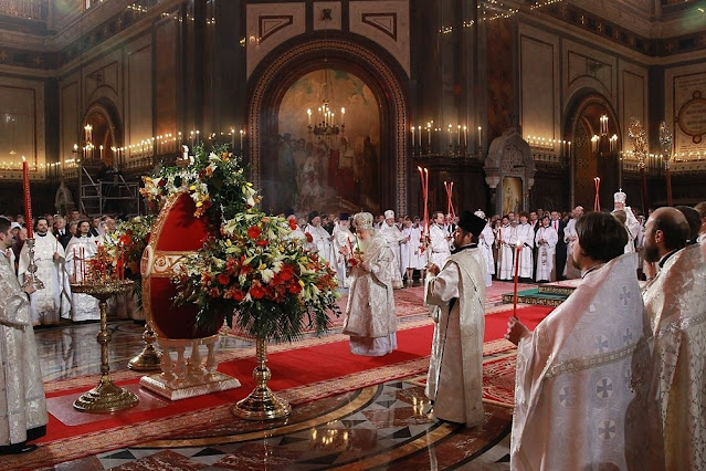 В православных церквях начинается ночная пасхальная служба.