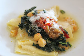Gluten-free pasta with kale and chickpeas
