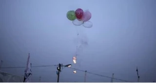 إطلاق بالونات حارقة اتجاه غلاف غزة