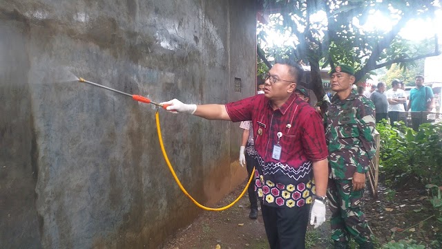 Pradi Ikut Musnahkan Serangan Ulat Bulu di Pondok Ranggon