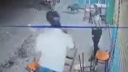 Vídeo: homem agride mulher em bar e acaba levando uma surra dela