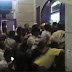 إزدحام خانق وتدافع المواطنين في عدن أمام أحد محلات الصرافه وإعدام للصرافه وإغلاق للبنك المركزي 