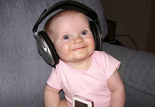 Foto gambar bayi lucu mendengarkan musik 14