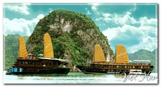 Đi thuyền trên Vịnh Hạ Long, Quảng Ninh, Việt Nam