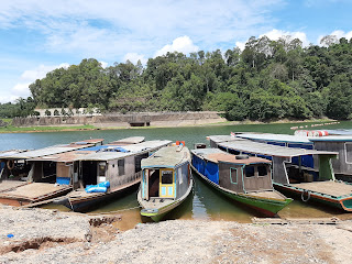 Perahu di dermaga tiwingan