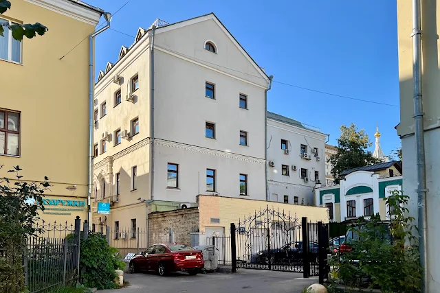 улица Малая Ордынка, улица Большая Ордынка, дворы, бывшее подворье Малоярославецкого Никольского монастыря (здание построено в 1899 году)