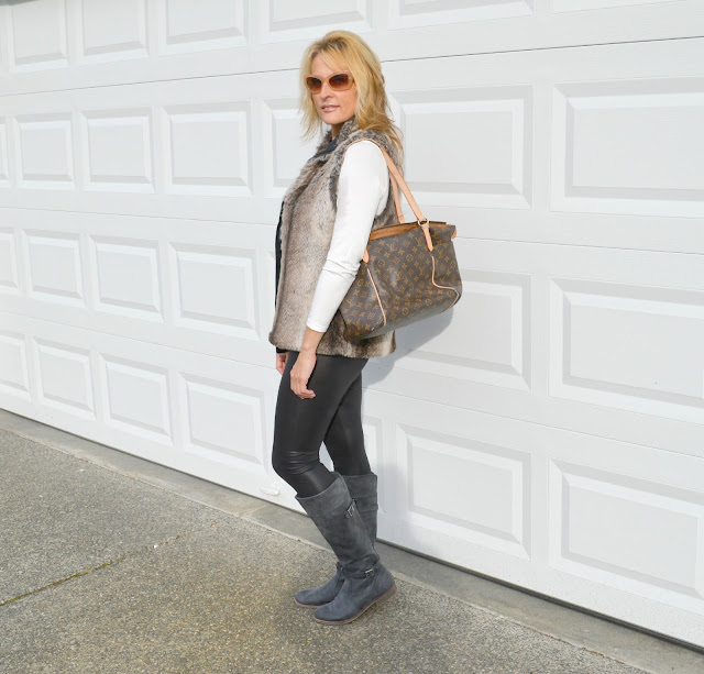 faux fur, leggings, style, fashionblogger,fashion, fiftyandfabulous,seattle, seattleblogger, middle age fashion