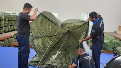 Personel Sathar  72    Melipat Parasut Cargo Mendukung Operasi dan Latihan TNI AU