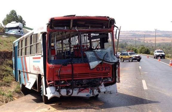 O ônibus coletivo bateu na traseira de um ônibus de turismo (Gustavo Moreno/CB/D.A Press)