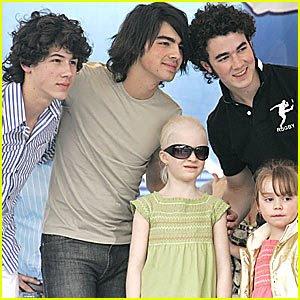 meeting the jonas brothers presentment