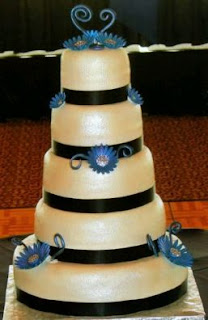 Wedding cakes with blue details