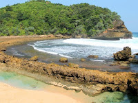 Pantai Batu Bengkung Malang yang Menawan 