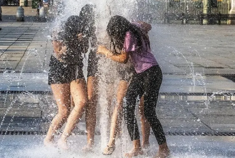 Tre donne fanno il bagno in strada