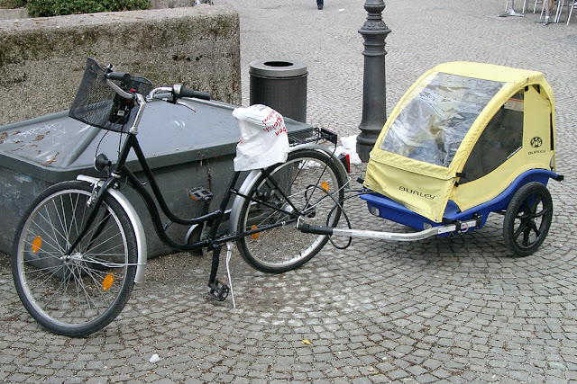 Burley bike trailer, Münchner Freiheit, Munich