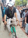Ayodhya: 600 करोड़ की कंपनी के चेयरमैन ने मुहर्रम में नंगे पांव खींचा रिक्शा, बांटे कोल्ड ड्रिंक