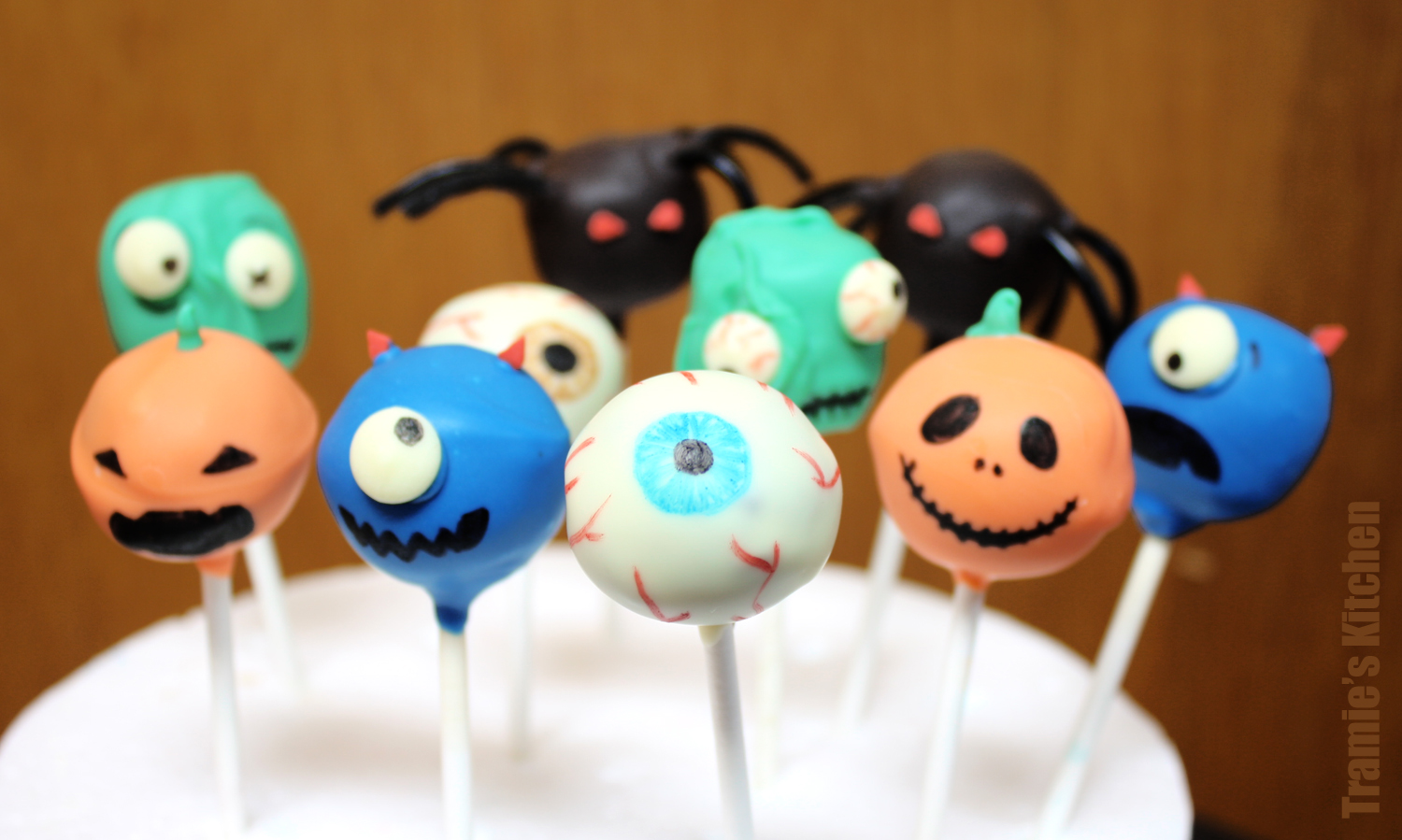 halloween cakes Gluten-free chocolate cake pops, with added kicks of Nutella 