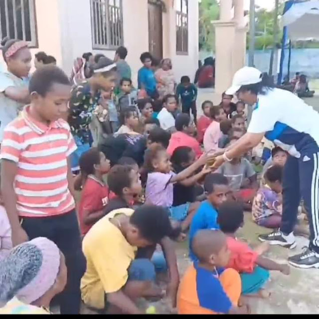 Dukung Penurunan Stunting, Juliana Waromi Bagi Makanan Tambahan di Gereja GIDI Calvari Koya Karang