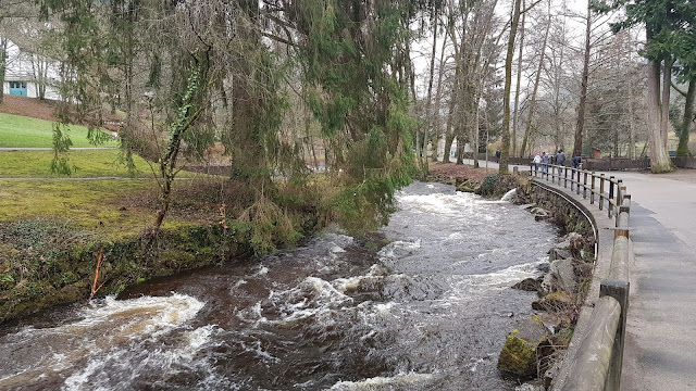 Die Enz fließt durch den Kurpark Bad Wildbad