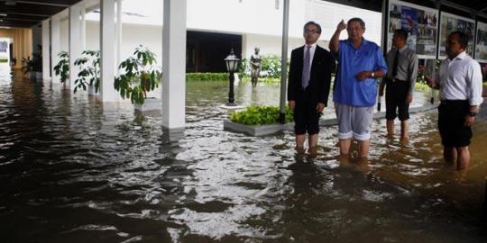 Menikmati banjir dengan caranya sendiri Mencari Melihat 